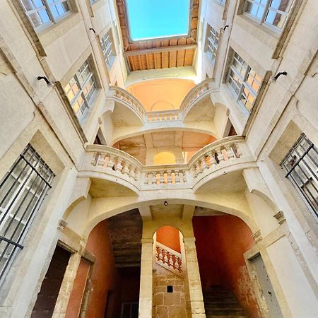 Au Coeur Du Centre Historique - Immeuble Classe - Terrasse - Climatise Nimes Luaran gambar